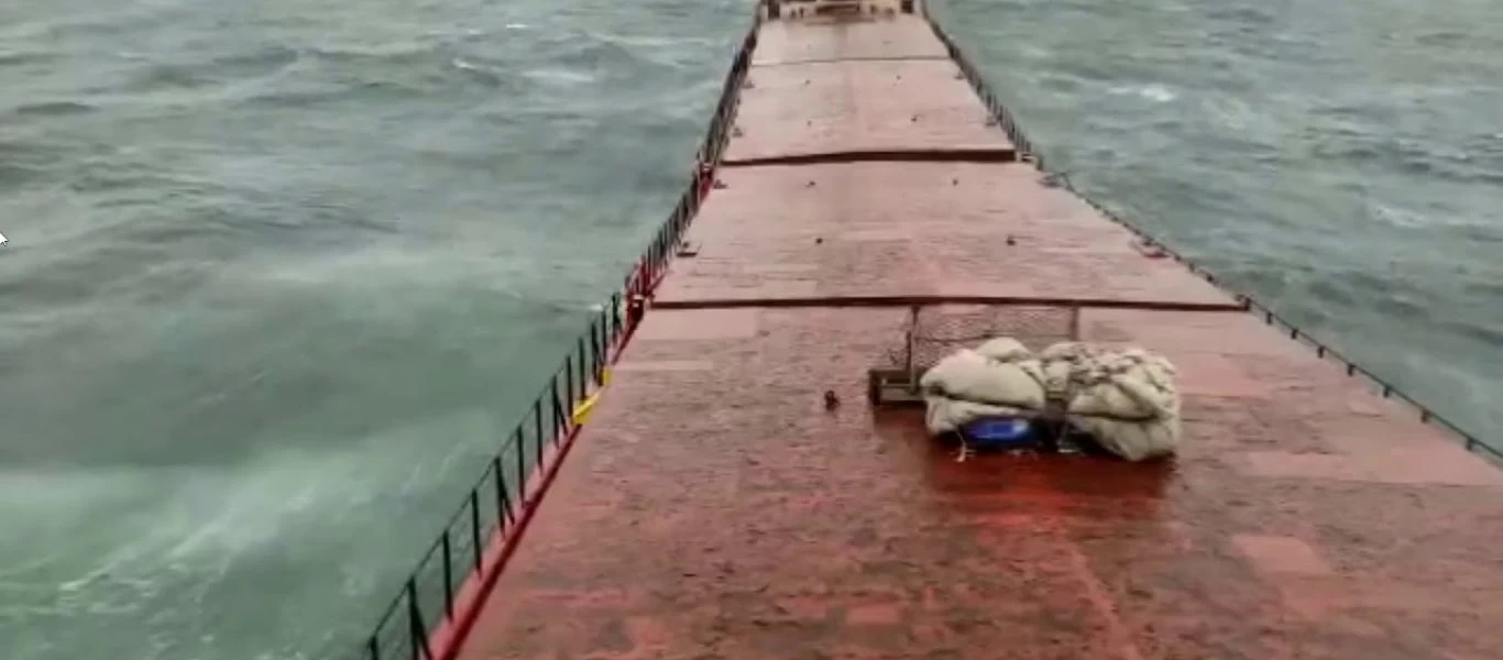 Τουρκία: Φορτηγό πλοίο κόπηκε στα δύο εν μέσω σφοδρής θαλασσοταραχής (βίντεο)